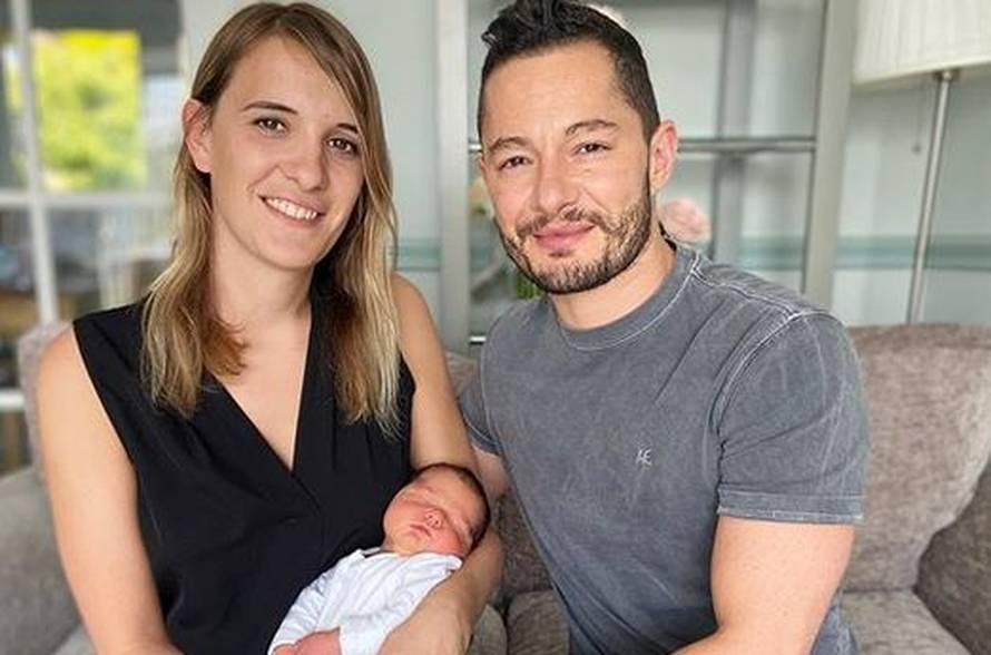 Muž i žena promijenili spol, a curicu im rodila surogat majka