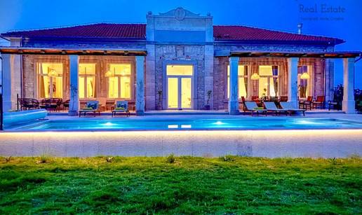 FOTO Počeli graditi grčki hram pa se predomislili? Neobična vila kod Poreča osvaja izgledom