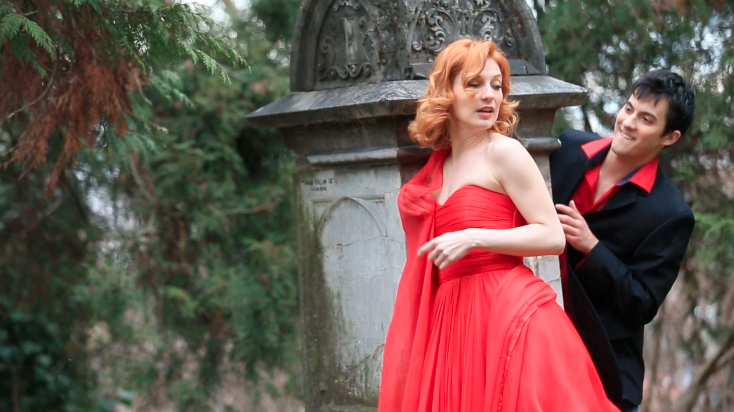 Fatalna Vanda Winter snimala spot u zanosnoj crvenoj haljini