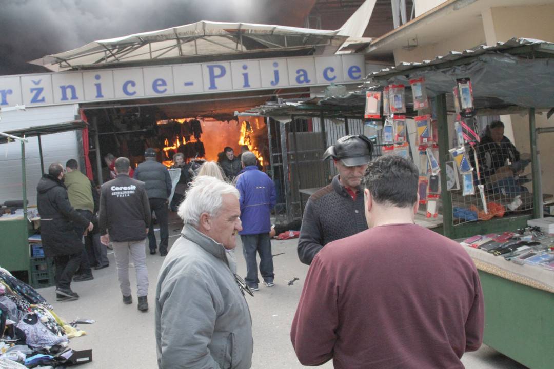 Izgorio dio tržnice u Tuzli, više ljudi zatražilo liječničku pomoć