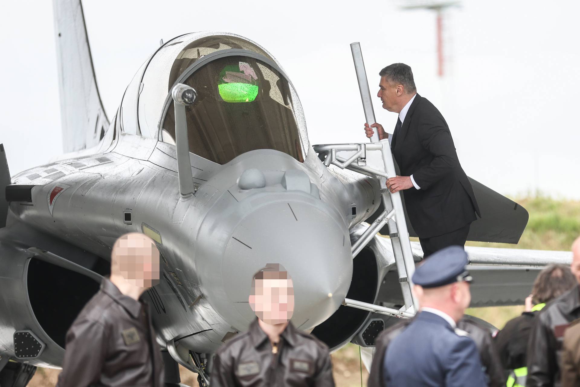 
Zagreb: Predsjednik Zoran Milanović pregledao Rafale i popeo se na jednog