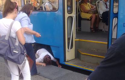 Trčala kroz gužvu na stanici, spotakla se i pala pod tramvaj