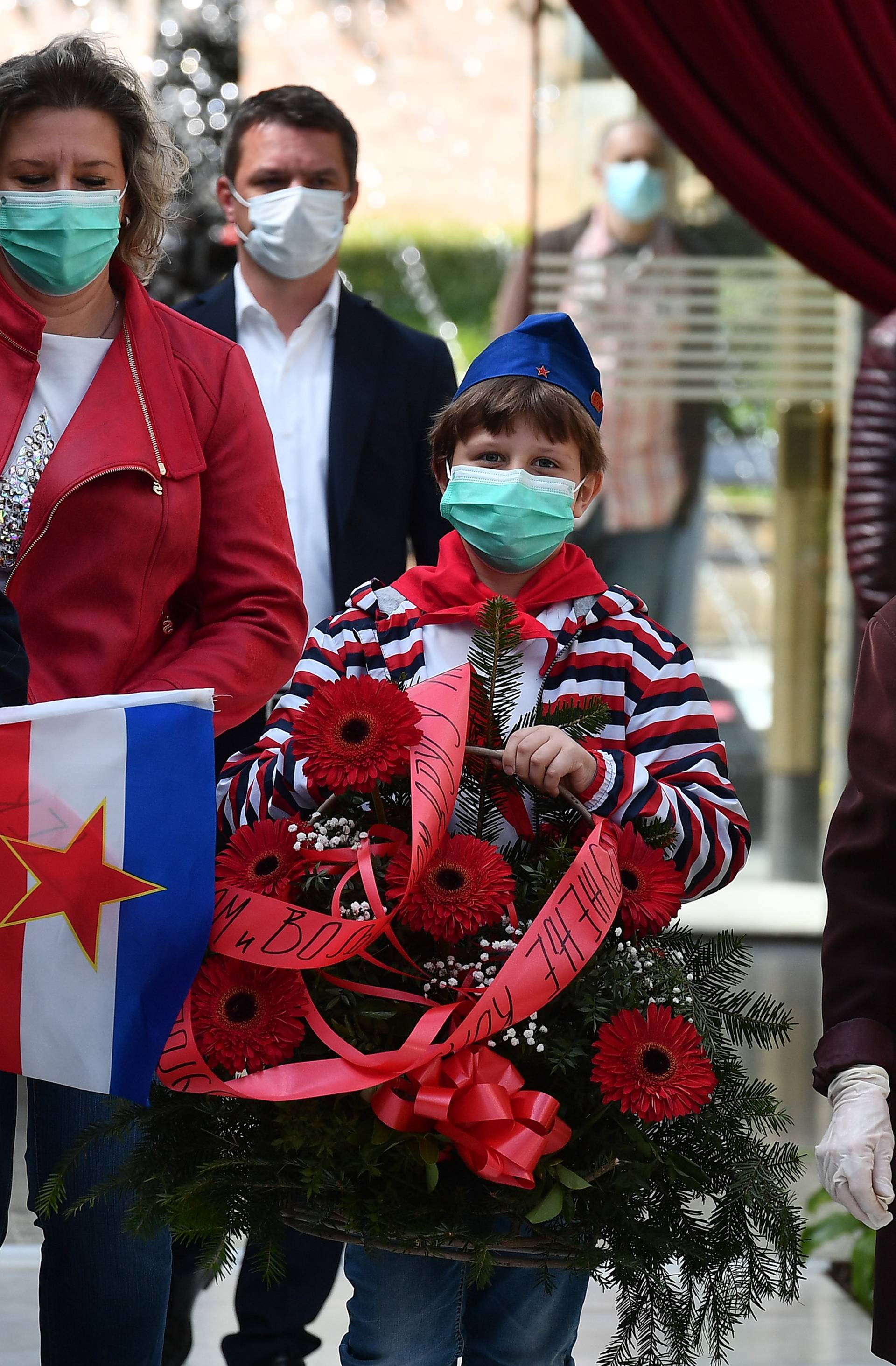 S maskama u Kuću cvijeća: U Beogradu su odali počast Titu