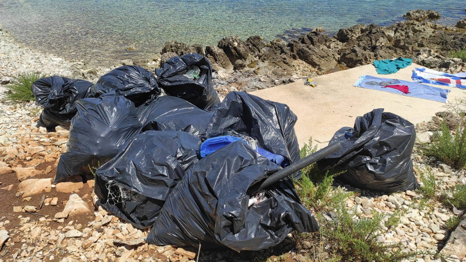 Male ruke s čarobnim receptom čiste otok od plastike i donose život u napuštenu otočku školu