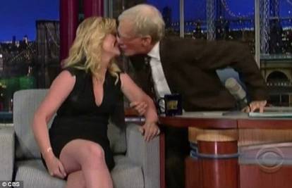 Letterman gošću zgrabio za ruku pa poljubio pred svima
