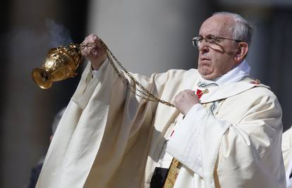 Papa predvodio uskrsnu misu pred više od 100.000 vjernika