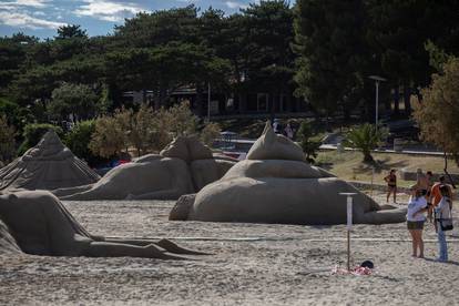 FOTO Velika mačka, herc dama, čovjek koji se sunča: Pogledajte fantastične pješčane skulpture