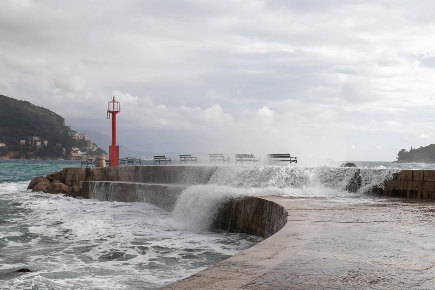 Dubrovnik: Potraga za tijelom muškarca kojeg su povukli valovi je obustavljena