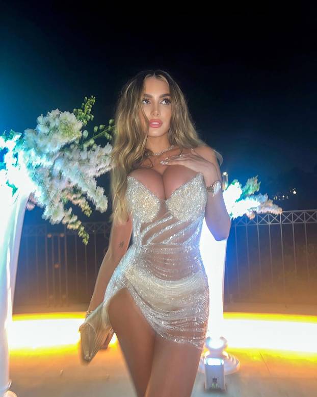 FOTO Lyna ne voli odjeću, čak joj je i bikini ponekad previše: 'Obožavam hodati okolo gola'