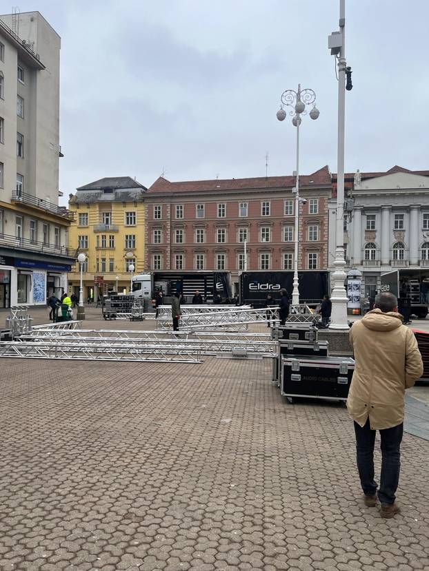 FOTO Nema dočeka, ima dočeka. Pogledajte kako ponovno montiraju binu na trgu