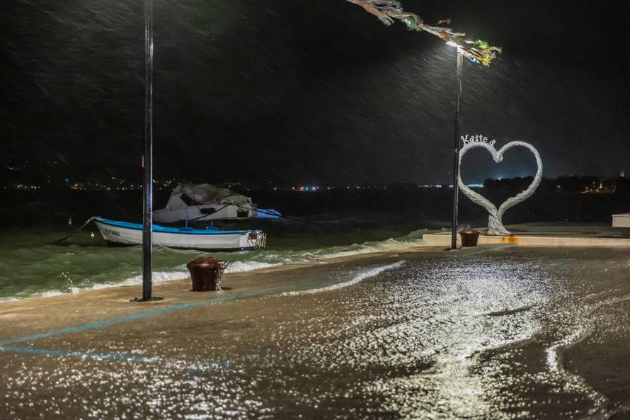 Kaštela: Ciklonalna plima poplavila rivu i okolne ulice