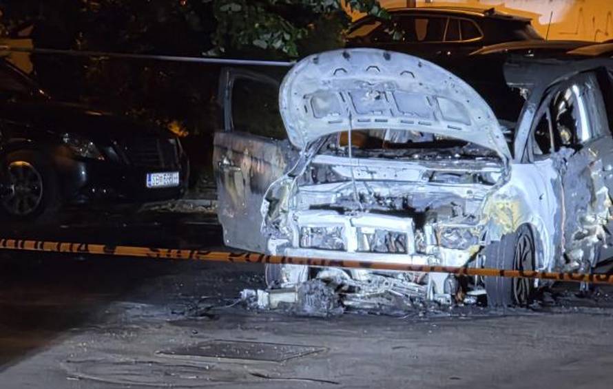 EKSKLUZIVNA SNIMKA Ovako je gorio auto zamjenice županijske državne odvjetnice u  Sl. Brodu!!