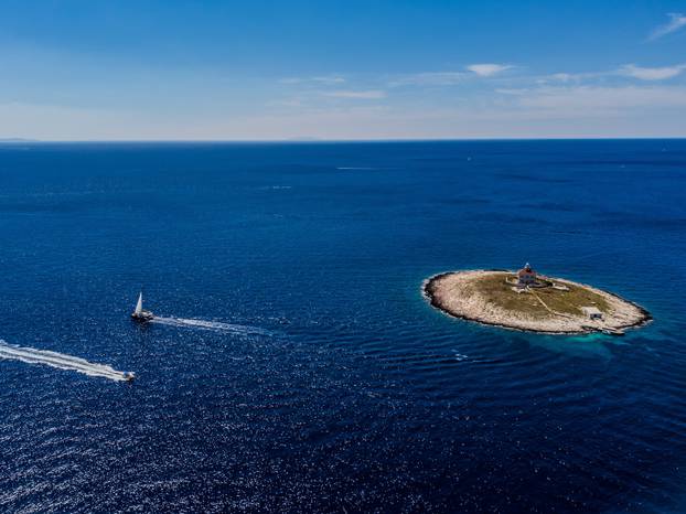 Spektakularan pogled iz zraka na uvalu i otočić Pokonji Dol kod Hvara