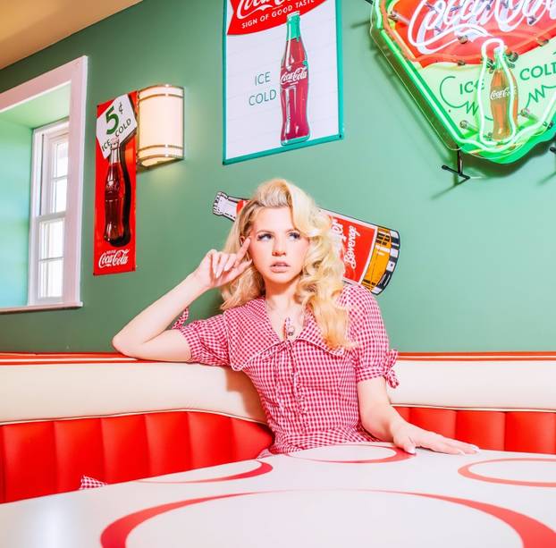 FOTO Mlada ljepotica obožava vintage stil - u retro krpicama donosi seksepil iz 1950-ih