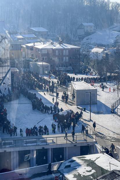 FOTO: Beskrajni red ispred sljemenske žičare, svi se žele besplatno odvesti do vrha