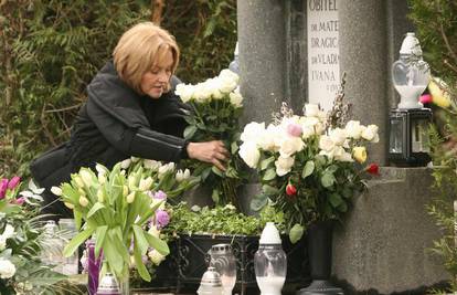 Ivani za rođendan na grob stavili bijele ruže i tulipane