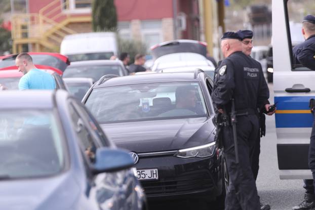 Dugopolje: Dolazak navijača na naplatne kućice gdje ih čeka policija 