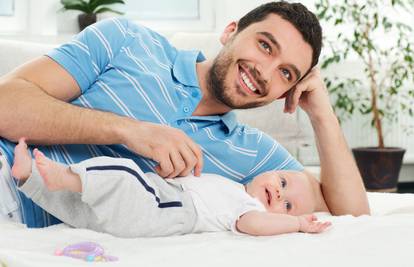 Polovica očeva pretvara se da spava dok beba plače u noći