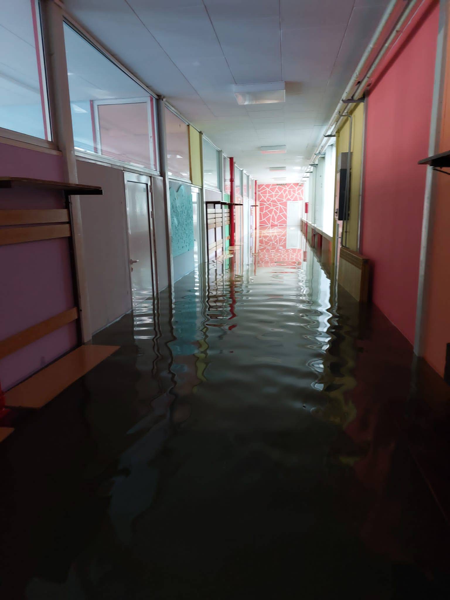 FOTO Srednja škola u Obrovcu poplavljena. Šef vatrogasaca: Upravo branimo gradsku jezgru