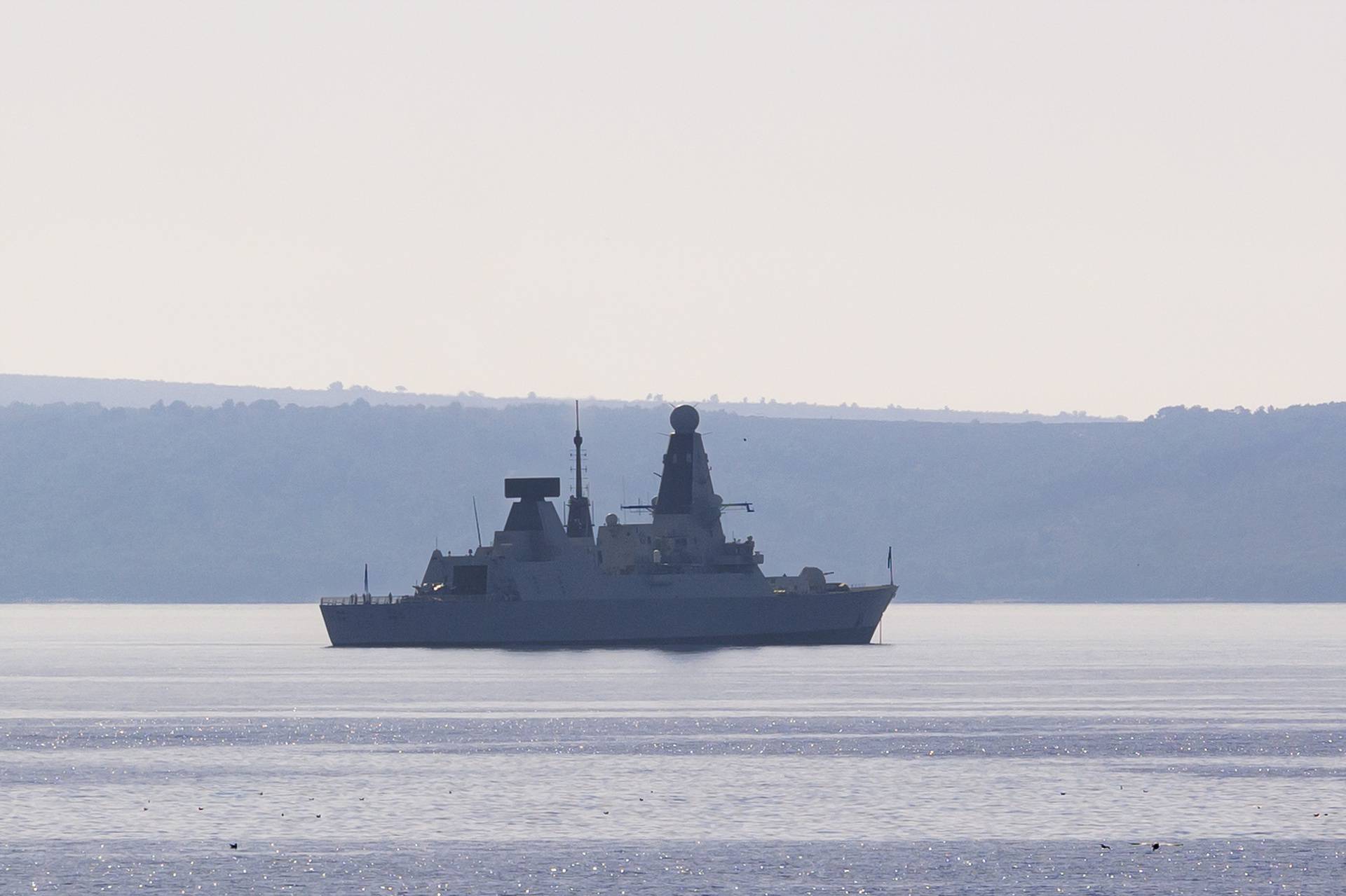 Britanski ratni brod HMS Defender usidren ispred Splita