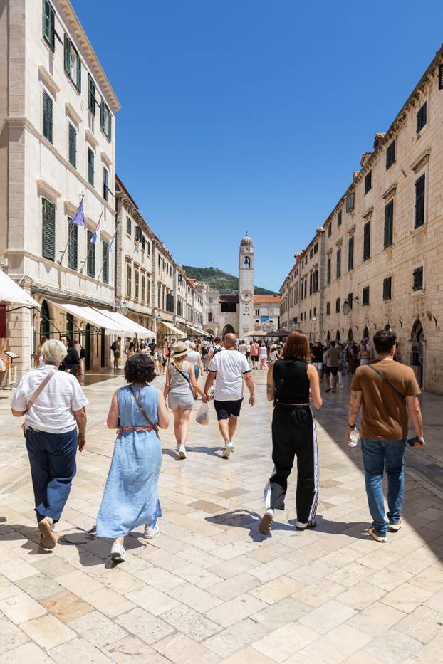 Sunčan dan na ulicama Dubrovnika