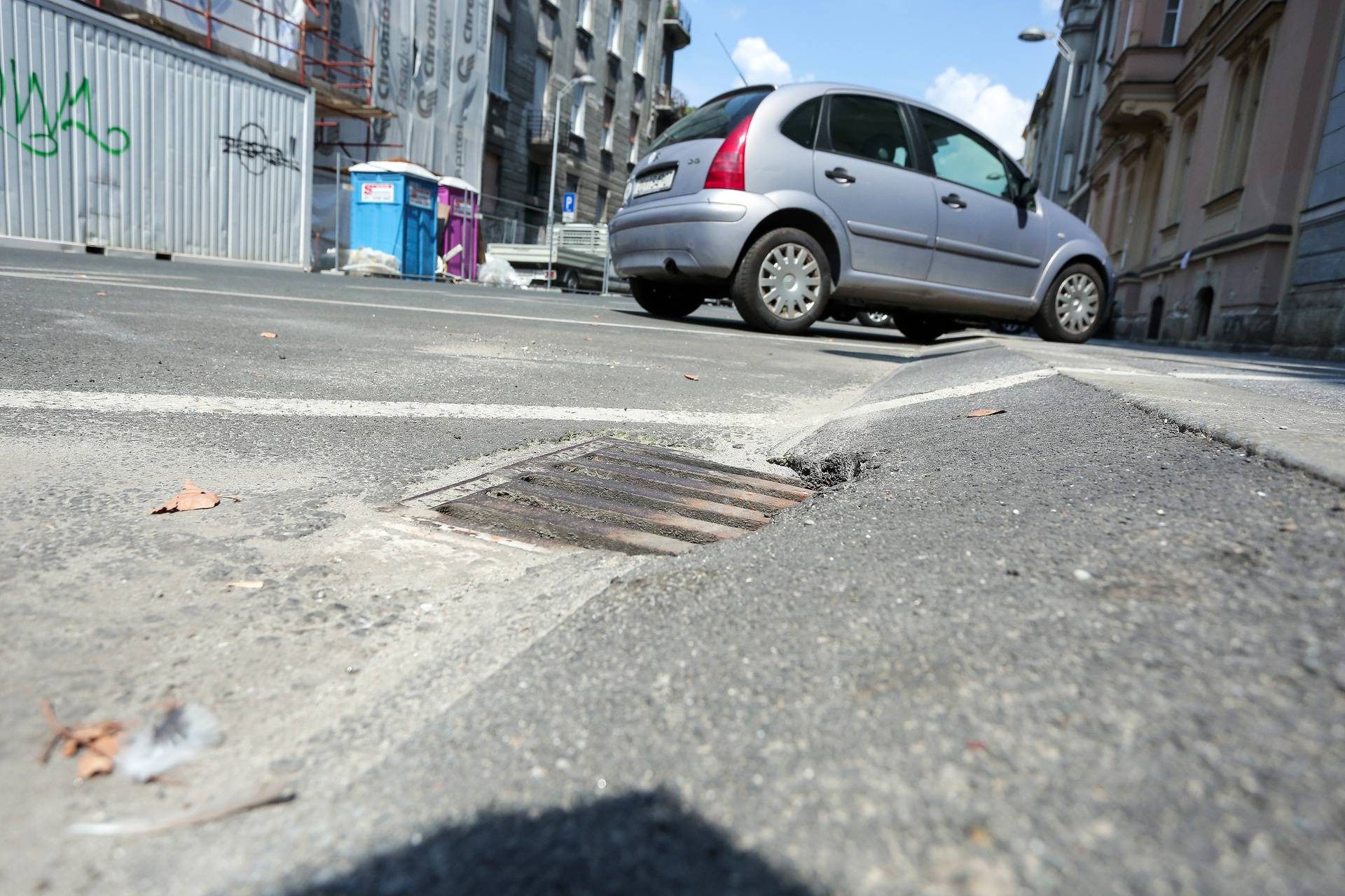 Zagreb: Dio šahtova ostao začepljen nakon obnove asfalta u Haulikovoj ulici