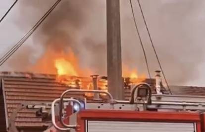 VIDEO Izbio požar u obiteljskoj kući u Zagrebu: 'Vatrogasci su brzo stigli, saniraju požarište'