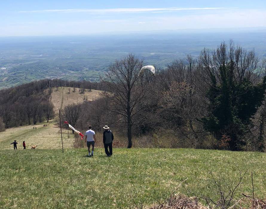 Parajedriličar promašio putanju pa sletio među stabla: 'Odmah su svi potrčali da mu pomognu'