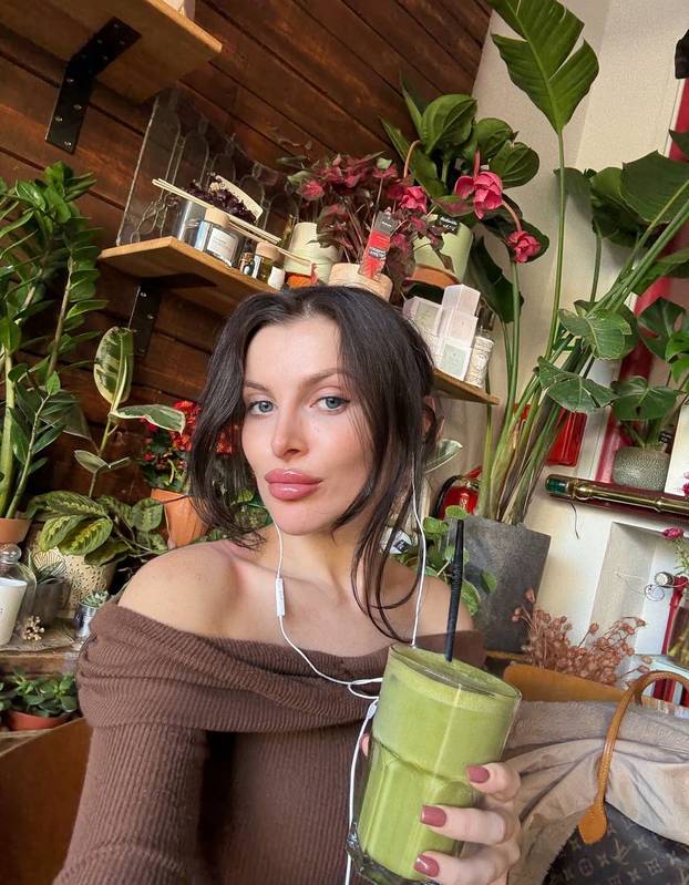 FOTO 'Svi misle da sam glupa jer poziram gola, a završila sam studij na Harvardu!'