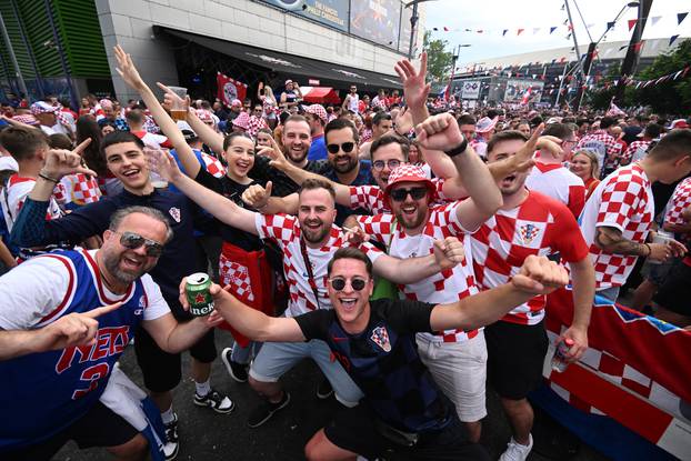 Pjesma i navijanje na ulicama Rotterdama uoči večerašnje utakmice između Hrvatske i Španjolske