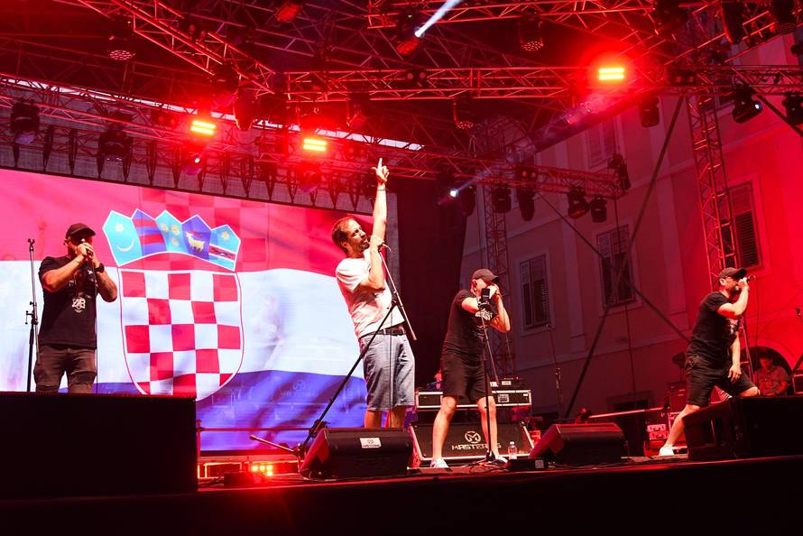 Bjelovar: Zaprešić Boysi zagrijavaju navijačku atmosferu  uoči utakmice Hrvatska - Engleska