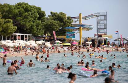 Kao da nema korone: Plaža u Vodicama prepuna je turista