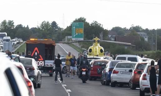 FOTO Prizori užasa kod Zeline: Sudar auta i motora na A4, motociklist teško stradao
