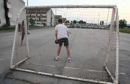 Na dječaka (9) na igralištu na nogu pao gol i slomio je