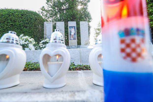 Zagreb: Delegacija Dinama položila vijenac na grob Dražena Petrovi?a povodom obljetnice njegove smrti