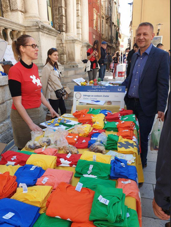 Donirao 24.000 kuna udruzi za autizam, nemoćnima i psima