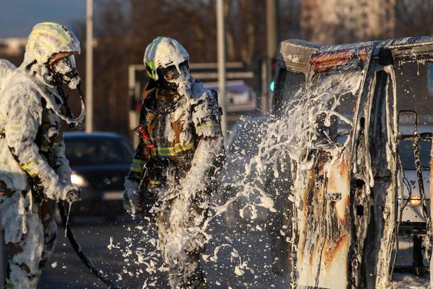 Zagreb: Požar kombi vozila na  Aveniji Većeslava Holjevca