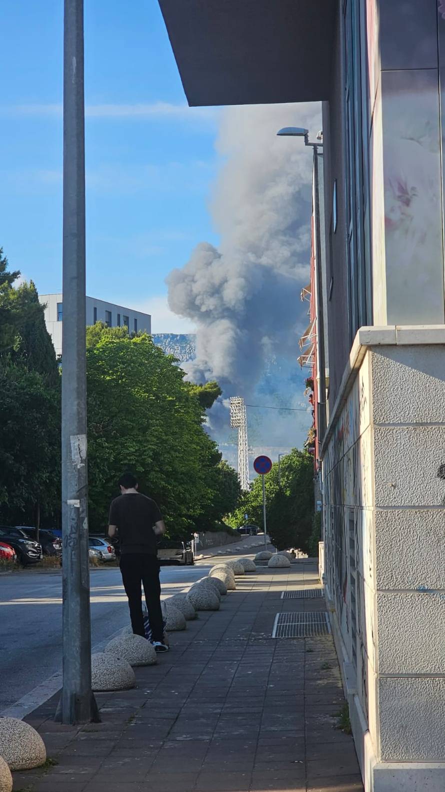 FOTO Požar u Kaštel Sućurcu još nisu proglasili ugašenim, rade na sanaciji. Šteta će biti velika?
