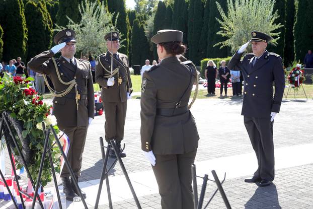 Vukovar: Polaganje vijenaca na Memorijalnom groblju povodom obilježavanja Dana sjećanja na nestale