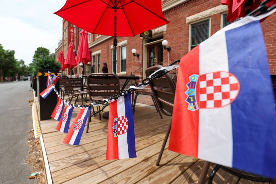 'Vatrena groznica' u SAD-u: Svi izlozi su 'kockasti', a restorani poslu&zcaron;uju specijalitete Jadrana