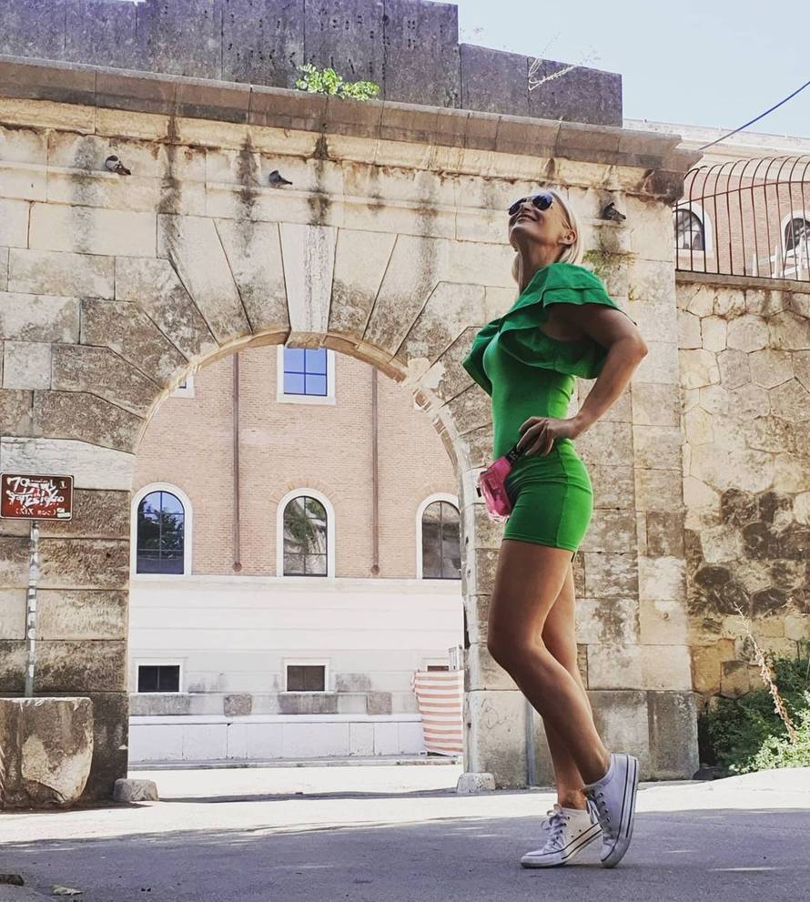 Uršula Tolj uskočila u bikini pa pokazala zavidnu liniju: Bomba!