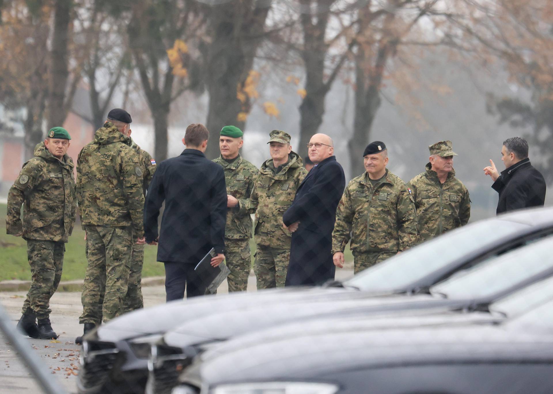 Našice: U vojarni smijenili stražu i postavili vojnu policiju; novinare nisu pustili