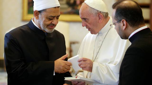 Pope Francis exchanges gifts with Sheikh Ahmed Mohamed el-Tayeb, Egyptian Imam of al-Azhar Mosque, at the Vatican