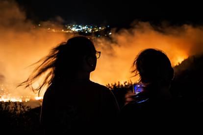 FOTO Vatrenoj stihiji gledaju 'u oči'. Pogledajte stravične scene s požarišta, širi se u dvije fronte