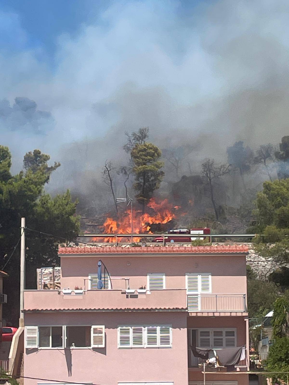 Gorjela borova šuma, čule se detonacije: 'Požar u Šibeniku pod kontrolom, radimo dalje'