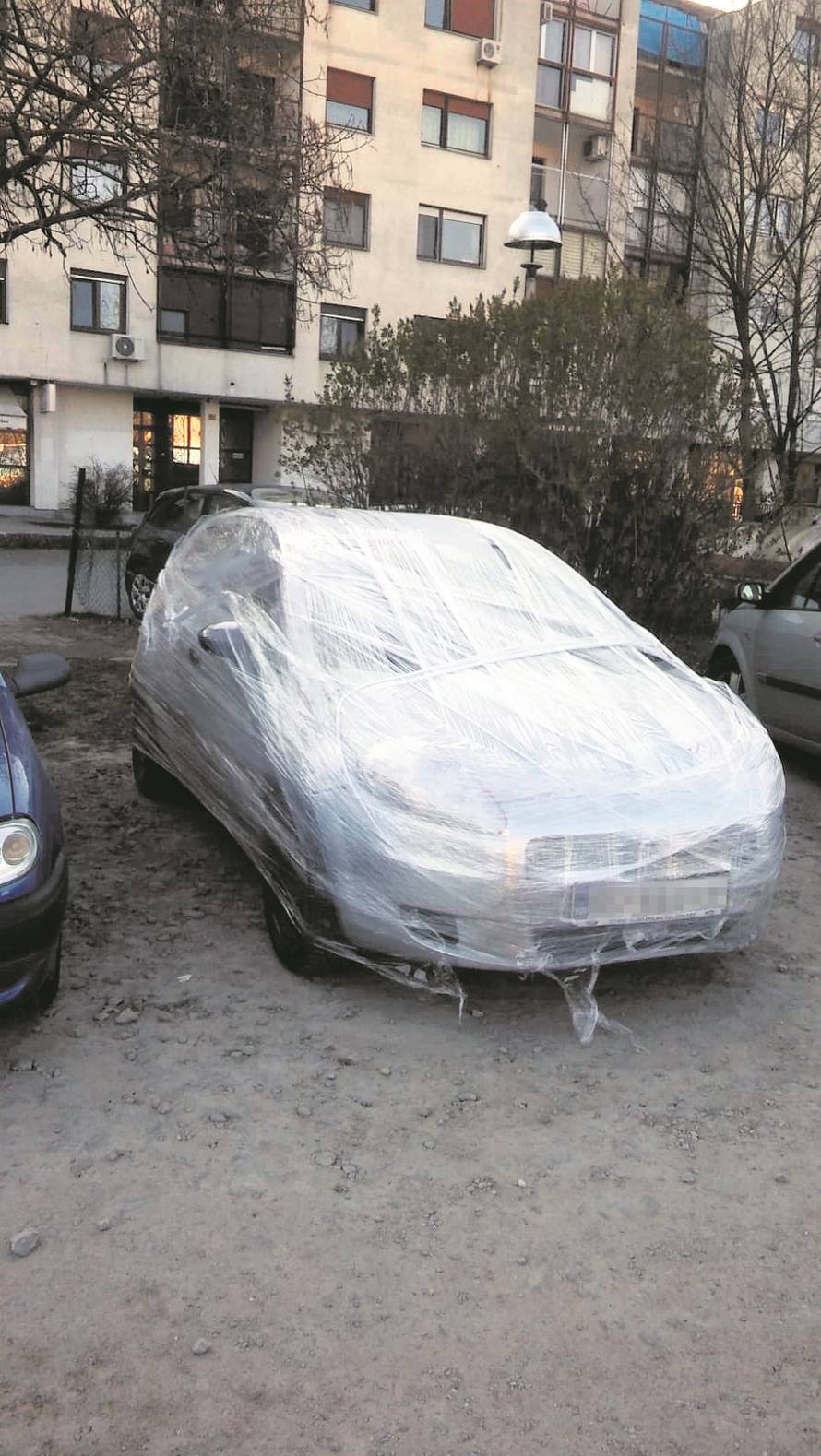 Tko li će ga tek odmotati? Automobil su zamotali u foliju