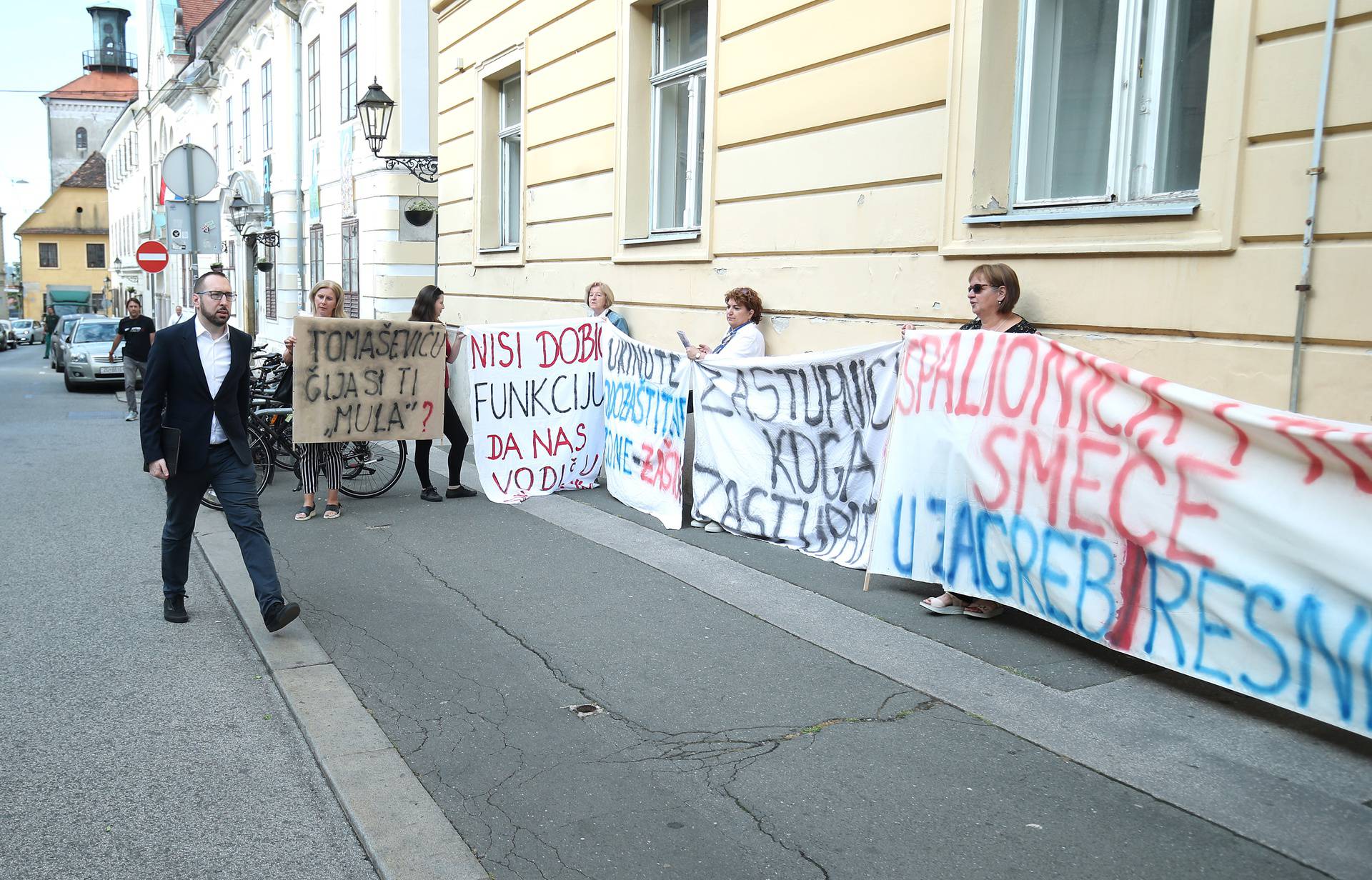 Zagreb: Gradonačelnika ispred Skupštine dočekao prosvjedni performans Udruge za zaštitu okoliša Resnik 