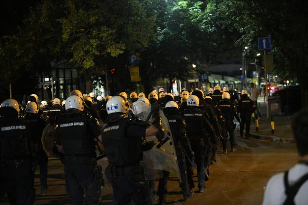 Beograd: Na Slaviji policija protiv prosvjednika upotrijebila suzavac
