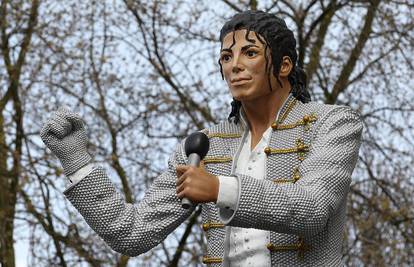 Al-Fayed je pred stadionom otkrio kip Michaela Jacksona
