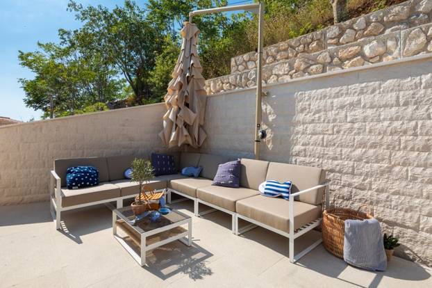 Bazen, sauna, teretana i dvije plaže na 'par koraka' - evo što sve nudi raskošna vila u Omišu